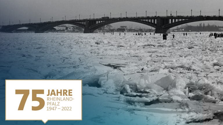 Eisperiode im Februar 1956 in Mainz: Spaziergänger laufen über den zugefrorenen Rhein an der Theodor-Heuss-Brücke - auf dem Bild ein Badge zu 75 Jahre RLP (Foto: SWR Montage/Bundesanstalt für Wasserbau)