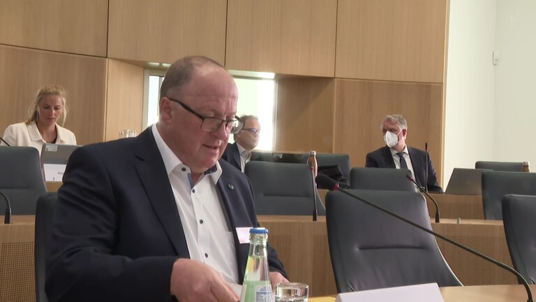 Guido Nisius (CDU), Bürgermeister der Verbandsgemeinde Adenau, vor dem Untersuchungsausschuss zur Flutkatastrophe (Foto: SWR)