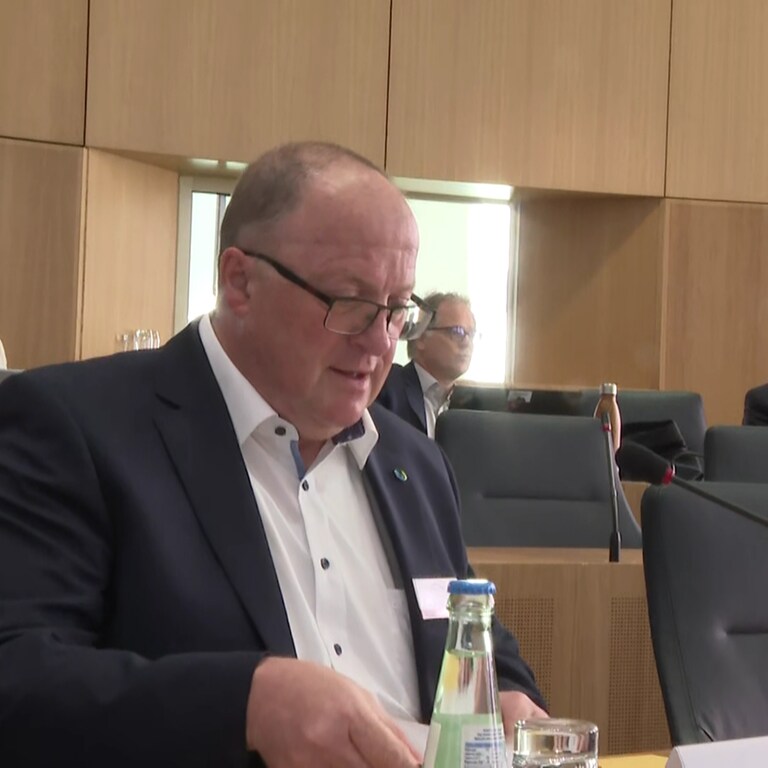 Guido Nisius (CDU), Bürgermeister der Verbandsgemeinde Adenau, vor dem Untersuchungsausschuss zur Flutkatastrophe (Foto: SWR)