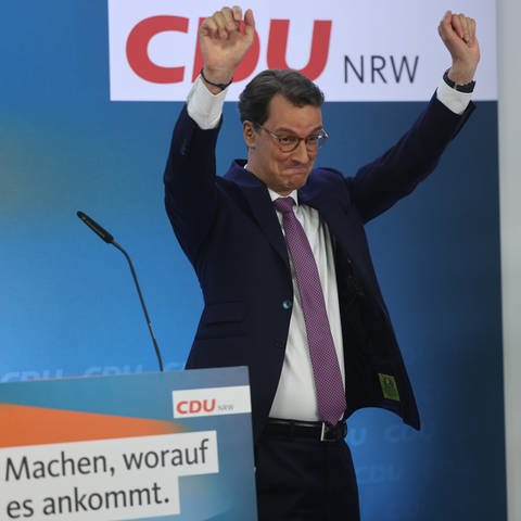 Der bisherige NRW-Ministerpräsident und CDU-Spitzenkandidat für die Landtagswahl in Nordrhein-Westfalen, Hendrik Wüst, steht bei der Wahlparty seiner Partei auf der Bühne. (Foto: picture-alliance / Reportdienste, picture alliance/dpa | Oliver Berg)