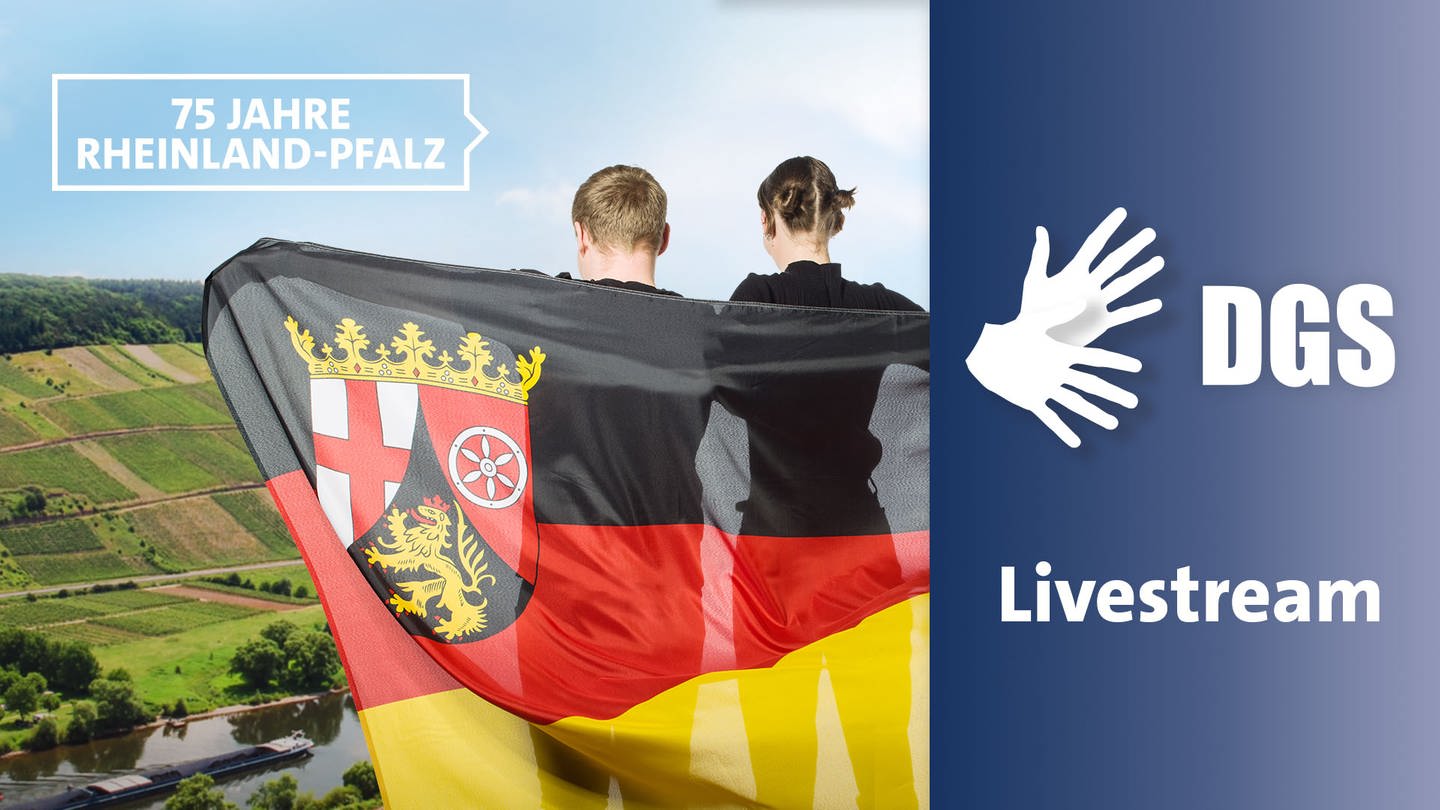 Zwei Jugendliche mit einer Rheinland-Pfalz-Flagge über den Schultern blicken auf einer Anhöhe bei Cochem-Zell auf die Mosel, dazu der Schriftzug 75 Jahre Rheinland-Pfalz, das DGS-Logo für Deutsche Gebärdensprache und das Wort Livestream