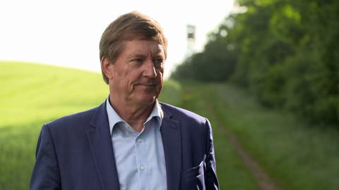 Foto vom Präsidenten des Bauern- und Winzerverbands Rheinland-Pfalz Süd, Eberhard Hartelt. Er steht auf einem Feldweg. (Foto: SWR)