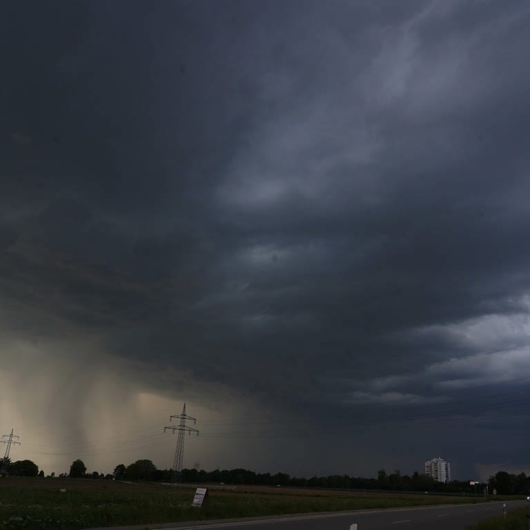 Gewitter im Nordwesten von RLP - Mann stirbt bei Unwetter (Foto: dpa Bildfunk, picture alliance/dpa | Andreas Rosar)
