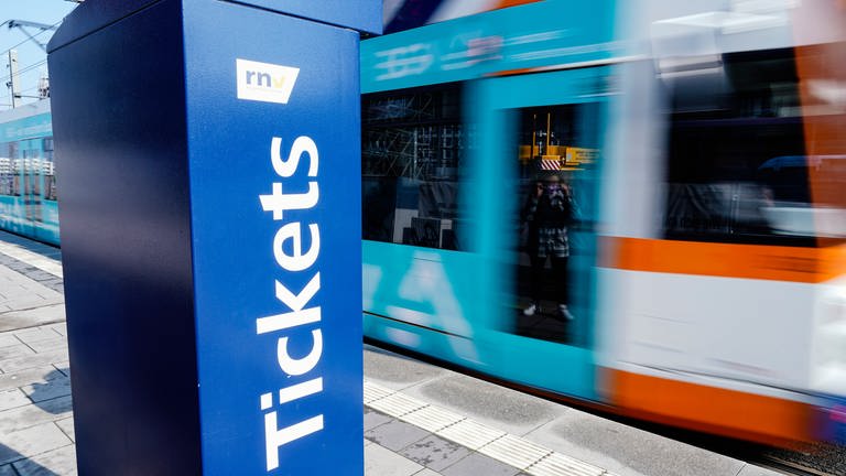 Wird man das 9-Euro-Ticket auch an einem solchen Fahrkartenautomat am Gleis kaufen können? (Foto: picture-alliance / Reportdienste, picture alliance/dpa | Uwe Anspach)
