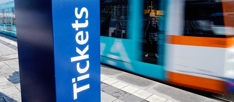 Wird man das 9-Euro-Ticket auch an einem solchen Fahrkartenautomat am Gleis kaufen können? (Foto: picture-alliance / Reportdienste, picture alliance/dpa | Uwe Anspach)