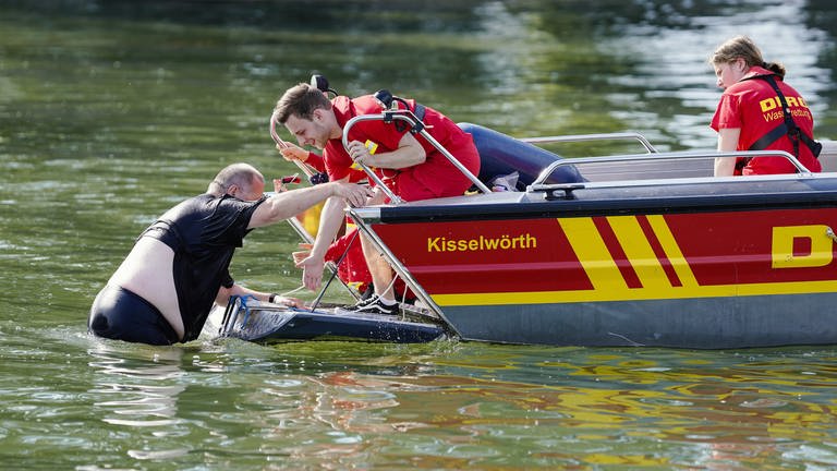 Mitglieder der Ortsgruppe Nackenheim demonstrieren bei einer Rettungsübung der Deutsche Lebens-Rettungs-Gesellschaft (DLRG) das Retten eines Schwimmers aus dem Rhein. 
