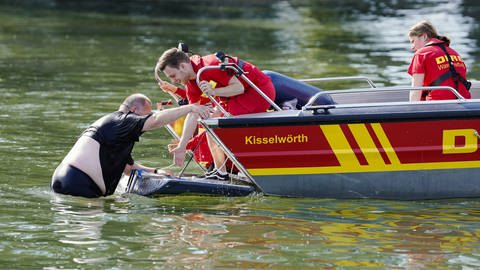 Mitglieder der Ortsgruppe Nackenheim demonstrieren bei einer Rettungsübung der Deutsche Lebens-Rettungs-Gesellschaft (DLRG) das Retten eines Schwimmers aus dem Rhein.  (Foto: dpa Bildfunk, picture alliance/Uwe Anspach/dpa)