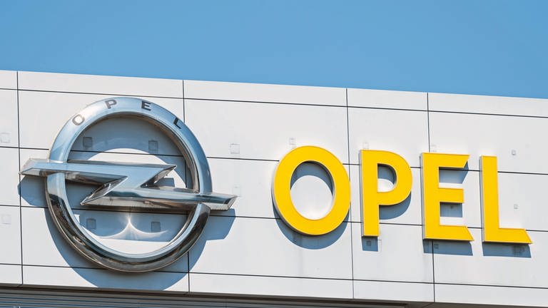 Logo und Schriftzug von "Opel" am Werk Rüsselsheim (Foto: dpa Bildfunk, picture alliance/Silas Stein/dpa)