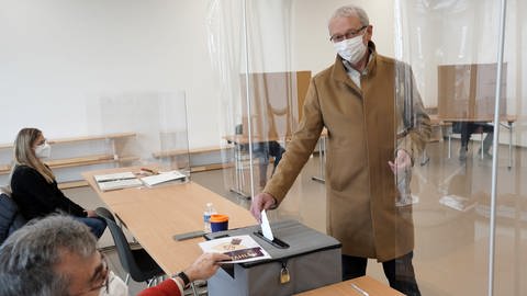 Michael Frisch, AfD-Spitzenkandidat, gibt im Wahllokal in der Grundschule in Trier-Feyen seine Stimme zur Landtagswahl ab.