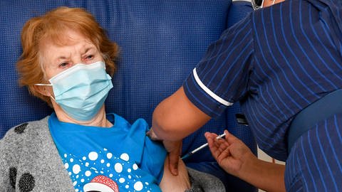 Die 90-jährige Britin Margaret Keenan bekommt als erster Mensch weltweit den BioNTech-Impfstoff gegen das neuartige Coronavirus (Foto: dpa Bildfunk, picture alliance/dpa/PA Wire | Jacob King)