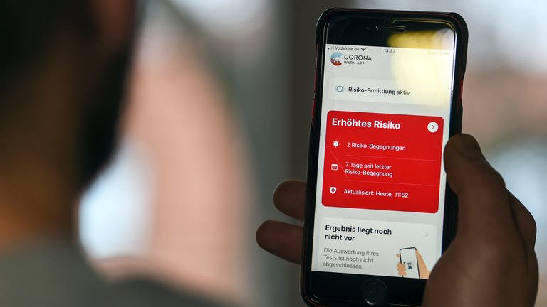 Auf einem Handy zeigt die «Corona Warn-App» ein erhöhtes Risiko an, welches darauf hinweist, Kontakt mit einer infizierten Person gehabt zu haben.  (Foto: dpa Bildfunk, picture alliance/dpa/dpa-Zentralbild | Kira Hofmann)