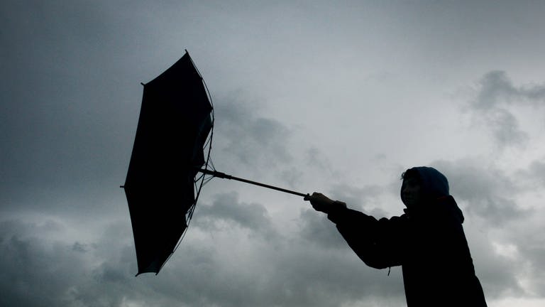 In Rheinland-Pfalz soll es am Tag der Deutschen Einheit regnen und zum Teil stürmen - ein Regenschirm hilft da nicht viel (Foto: dpa Bildfunk, picture alliance/dpa | Karl-Josef Hildenbrand)