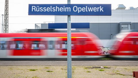 Eine S-Bahn fährt durch den Bahnhof Opelwerk in Rüsselsheim. Die Beschäftigten sind einmal mehr in Sorge. (Foto: picture-alliance / Reportdienste, picture alliance/dpa | Andreas Arnold)