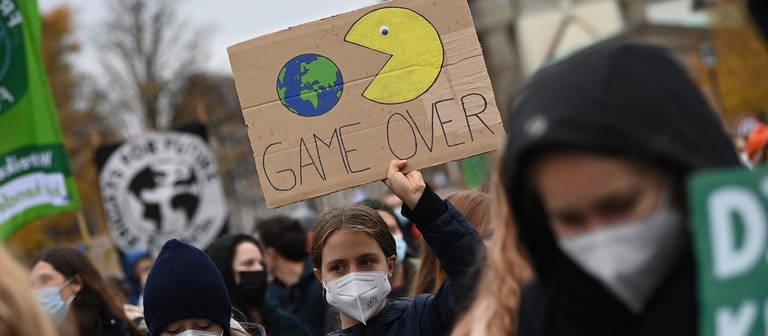 Ein junges Mädchen trägt bei Protestaktionen der Klimaschutzinitiative "Fridays for Future" am 22.10.21 in Berlin ein Schild. (Foto: picture-alliance / Reportdienste, picture alliance/dpa/dpa-Zentralbild | Britta Pedersen)