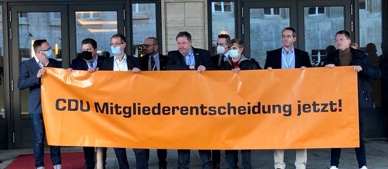 Mitglieder des CDU-Kreisvorstandes in Berlin vor den Beratungen zur Neuausrichtung der Partei (Foto: dpa Bildfunk, picture alliance/dpa | Ulrich Steinkohl)