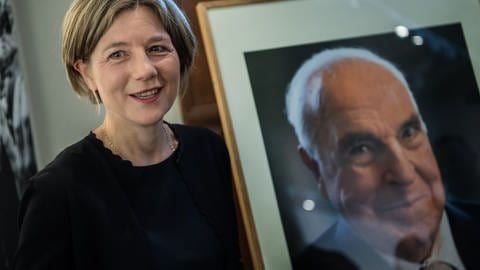  Maike Kohl-Richter, Witwe von Altbundeskanzler Helmut Kohl, steht neben dem Porträt ihres Mannes (Foto: dpa Bildfunk, picture alliance/dpa | Andreas Arnold)