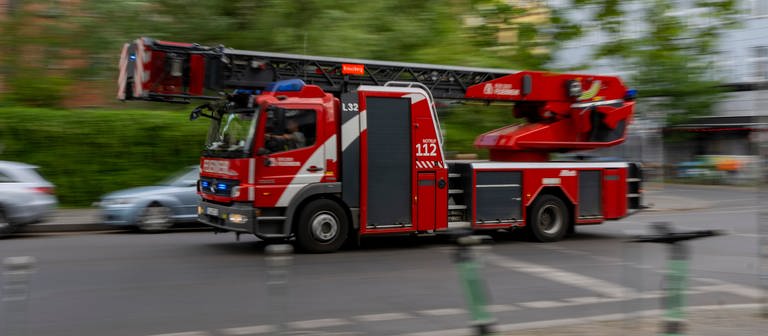 Fahrendes Feuerwehrauto (Foto: dpa Bildfunk, picture alliance/dpa | Monika Skolimowska)