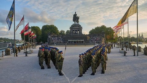 Soldatinnen und Soldaten stehen zum Feierlichen Gelöbnis am Deutschen Eck in Koblenz.  (Foto: dpa Bildfunk, picture alliance/dpa | Thomas Frey)