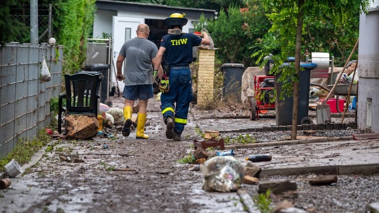 Helfen mit dem THW - nach der Flutkatastrophe in der Eifel und im Ahrtal haben viele Menschen den Wert des Katastrophenschutzes erkannt (Foto: dpa Bildfunk, picture alliance/dpa | Harald Tittel)