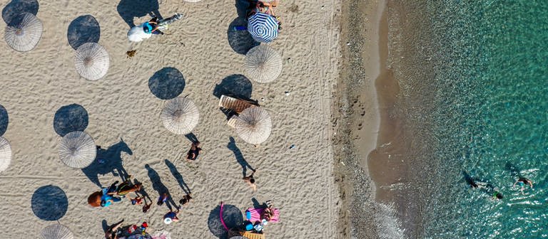 Eine Drohnenaufnahme zeigt einen Strand von oben. (Foto: picture-alliance / Reportdienste, picture alliance / AA | Mehmet Emin Menguarslan)
