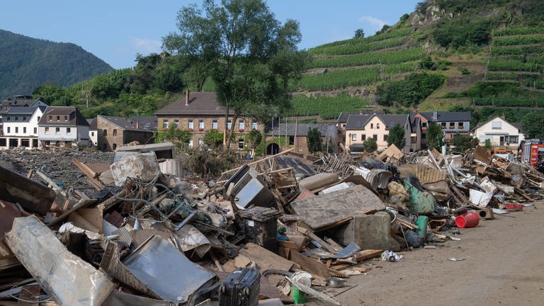 Zerstörte Möbel und Hausrat am Ufer der Ahr nach der Flutkatastrophe. Betroffene im Landkreis Ahrweiler können nun Soforthilfe beantragen.
