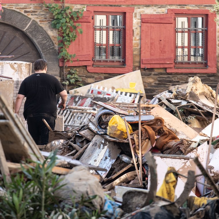 Müll nach der Flutkatastrophe (Foto: dpa Bildfunk, picture alliance/dpa | Boris Roessler)