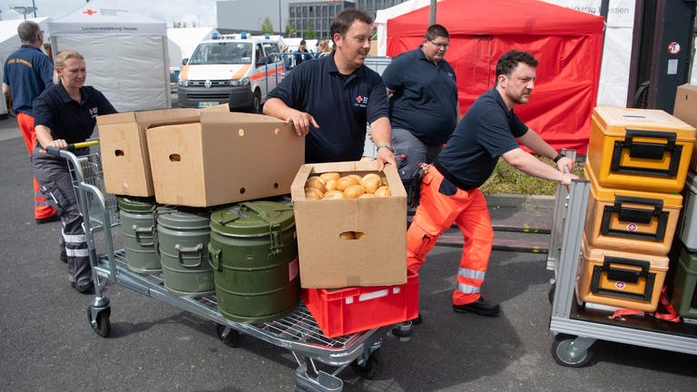Helfer des Deutschen Roten Kreuzes am Versorgungszentrum im Katastrophengebiet in Rheinland-Pfalz. (Foto: dpa Bildfunk, picture alliance/dpa | Boris Roessler)
