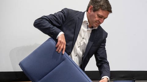Christian Baldauf, CDU-Fraktionsvorsitzender von Rheinland-Pfalz, kommt zu einer Fraktionssitzung der Partei im Landtag in Mainz und rückt seinen Stuhl zurecht. (Foto: dpa Bildfunk, picture alliance/dpa | Boris Roessler)