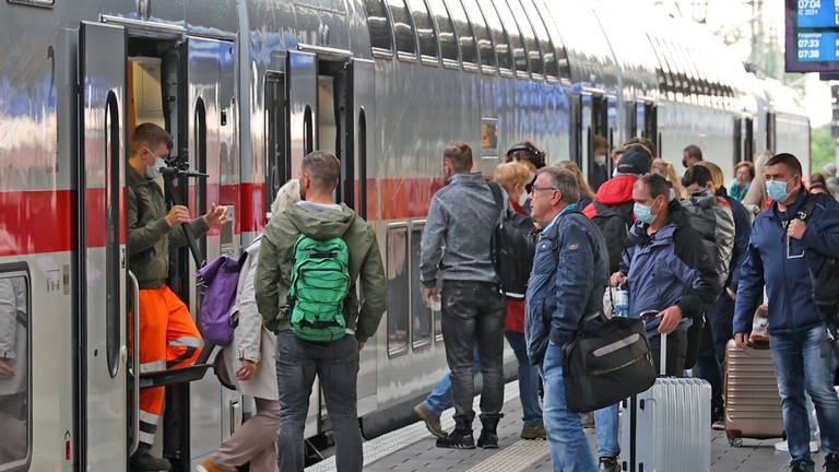 Menschen steigen in Zug ein. Seit 1. Juni gibt es das 9-Euro-Ticket (Foto: dpa Bildfunk, picture alliance/dpa/dpa-Zentralbild | Peter Gercke)