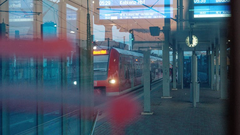 Ein Zug fährt am Koblenzer Hauptbahnhof ein. (Foto: dpa Bildfunk, Picture Alliance)