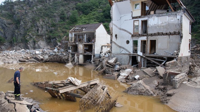 Völlig zerstörte Häuser im Dorf Mayschoßim Kreis Ahrweiler
