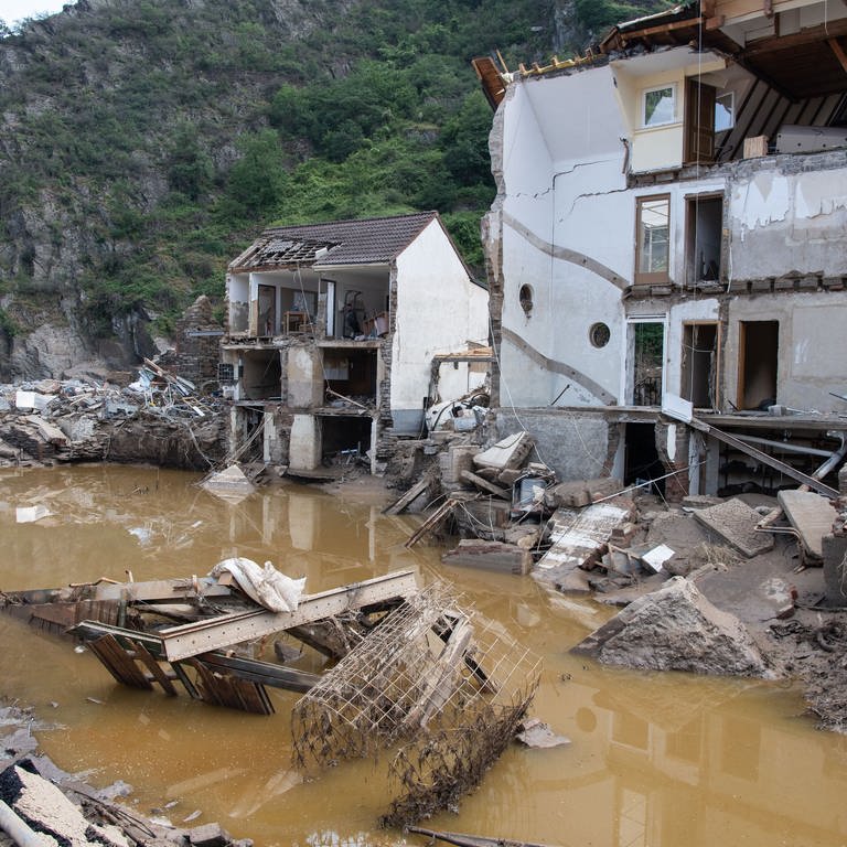 Völlig zerstörte Häuser im Dorf Mayschoßim Kreis Ahrweiler (Foto: picture-alliance / Reportdienste, Picture Alliance)