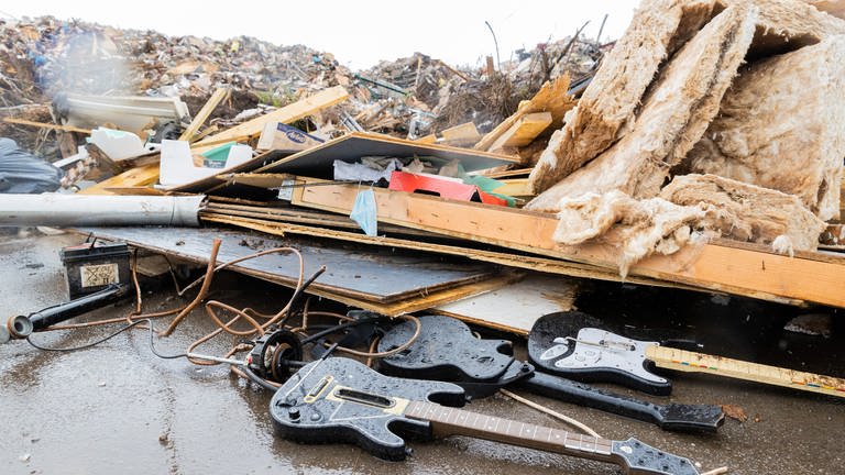 Nach der Flutkatastrophe im Ahrtal liegen noch überall Trümmer - wie hier auch Musikinstrumente (Foto: picture-alliance / Reportdienste, Picture Alliance)