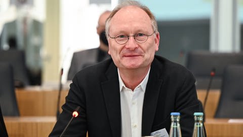 Meteorologe Sven Plöger vor dem U-Ausschuss des RLP-Landtags zur Flut (Foto: dpa Bildfunk, picture alliance/dpa | Arne Dedert)