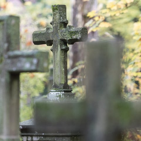 Kreuze auf einem Friedhof (Foto: dpa Bildfunk, Picture Alliance)