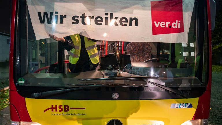 Busstreiks: Arbeitgeber fordern Land zum Handeln auf (Foto: dpa Bildfunk, picture alliance/dpa | Frank Rumpenhorst)