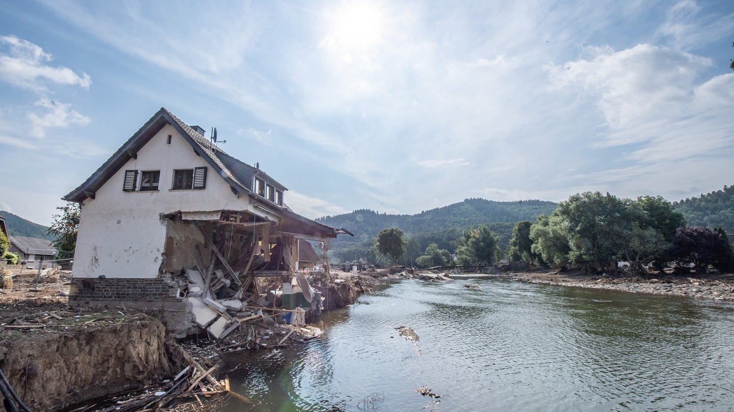 Ein nach der Hochwasserkatastrophe völlig zerstörtes Haus steht am Ufer der Ahr. (Foto: picture-alliance / Reportdienste, dpa | Boris Roessler)