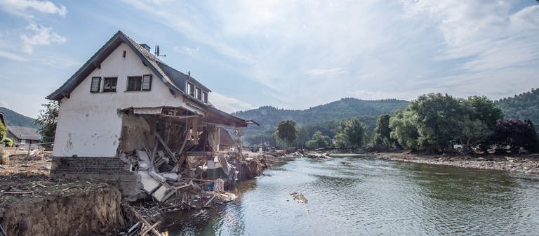 Ein nach der Hochwasserkatastrophe völlig zerstörtes Haus steht am Ufer der Ahr. (Foto: picture-alliance / Reportdienste, dpa | Boris Roessler)