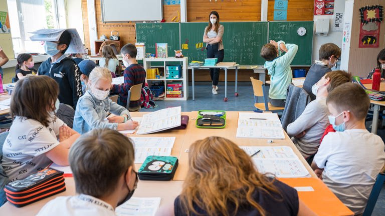 Schüler und eine Lehrerin in Präsenzunterricht in Rheinland-Pfalz (Foto: dpa Bildfunk, picture alliance/dpa | Oliver Dietze)