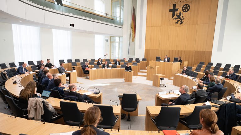 Mitglieder der Enquete-Kommission tagen während der ersten Sitzung der Enquete-Kommission des Landtags Rheinland-Pfalz zu den Konsequenzen aus der Flutkatastrophe in Rheinland-Pfalz.