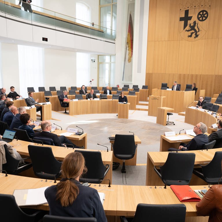 Mitglieder der Enquete-Kommission tagen während der ersten Sitzung der Enquete-Kommission des Landtags Rheinland-Pfalz zu den Konsequenzen aus der Flutkatastrophe in Rheinland-Pfalz.