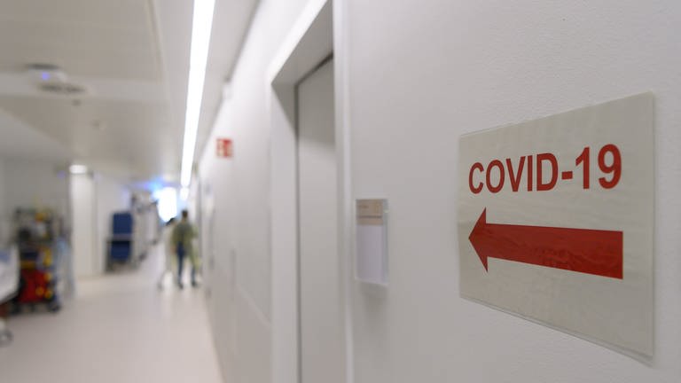 Schild "Covid-19" in einem Krankenhausflur (Foto: picture-alliance / Reportdienste, picture alliance/dpa/dpa-Zentralbild | Robert Michael)