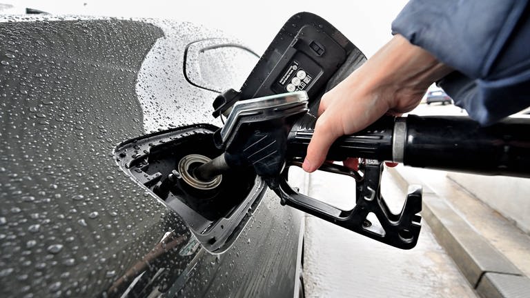 Eine Frau tankt Benzin - die Spritpreise steigen, doch ist die Erhöhung der Pendlerpauschale das richtige Mittel? (Foto: IMAGO, IMAGO / Rolf Poss)