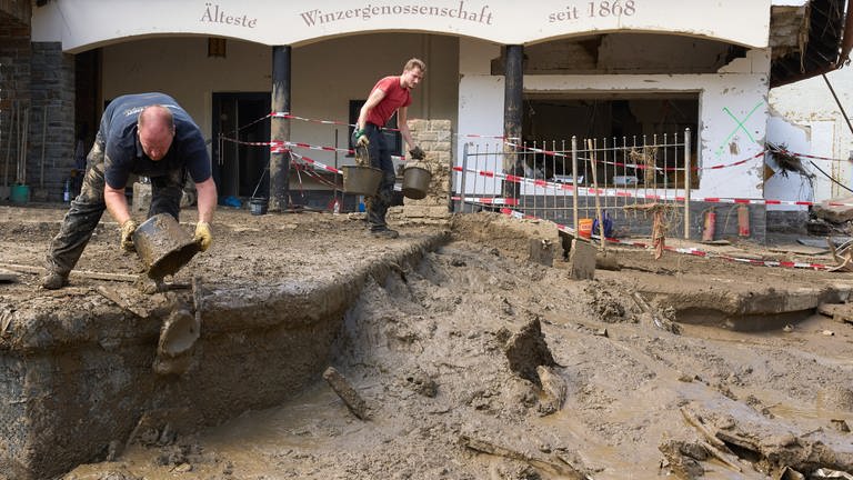Mayschoß: Helfer beseitigen nach der Hochwasserkatastrophe die Schlammreste in den Häusern.  (Foto: dpa Bildfunk, picture alliance/dpa | Thomas Frey)