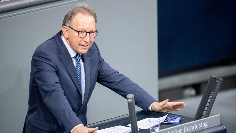 CDU-Bundestagsabgeordneter Erwin Rüddel steht am Redner-Pult