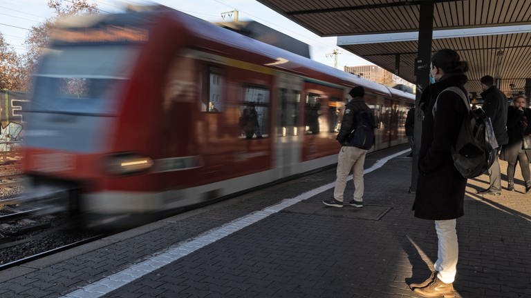 S-Bahn in Bahnhof. Rheinland-Pfalz für Prüfung eines kostenlosen ÖPNV-Tickets (Foto: dpa Bildfunk, picture alliance/dpa | Hannes P. Albert)