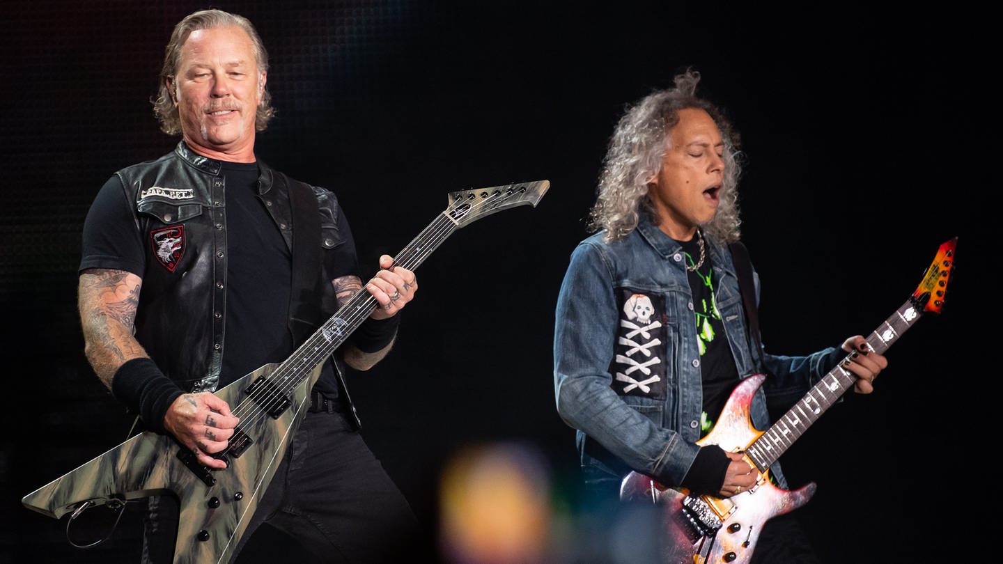 James Hetfield (l), Frontsänger der US-Metal-Band Metallica, und Kirk Hammett, Gitarrist., auf der Bühne. (Foto: dpa Bildfunk, Picture Alliance)