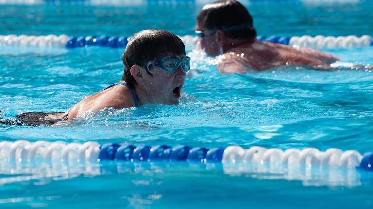 Schwimmbäder in Rheinland-Pfalz zeigen sich mit den ersten Ferienwochen zufrieden (Foto: picture-alliance / Reportdienste, picture alliance/dpa | Swen Pförtner)