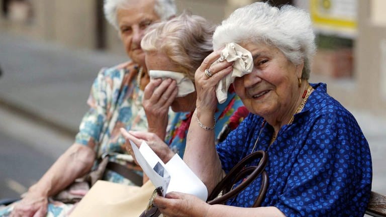 Drei alte Frauen wischen sich den Schweiß von der Stirn (Foto: dpa Bildfunk, picture alliance / dpa | epa ansa Ageing)