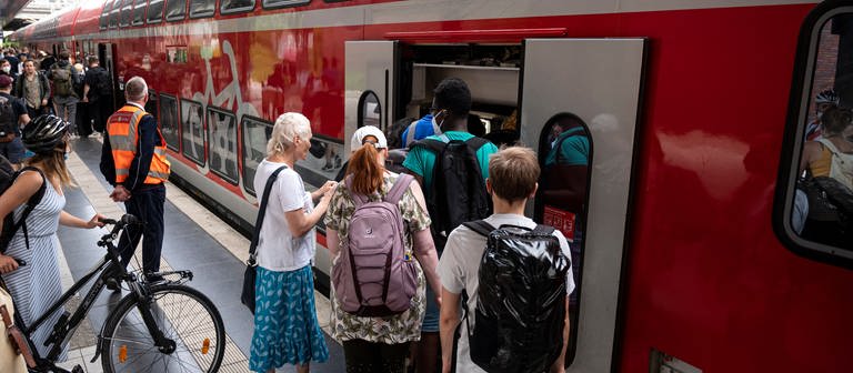 Volle Züge auch am langen Wochenende nach Fronleichnam 2022? Der Ansturm auf die Bahnen durch das 9-Euro-Ticket hält weiter an.  (Foto: dpa Bildfunk, picture alliance/dpa | Fabian Sommer)
